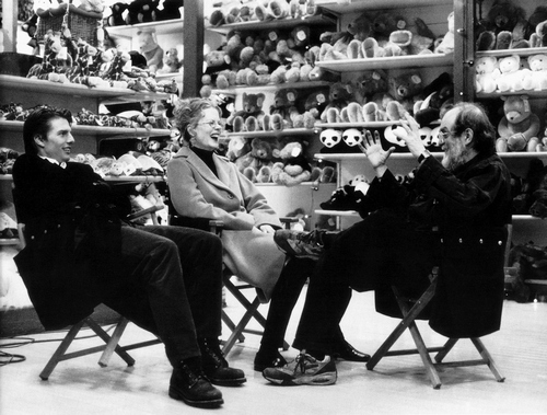 Tom Cruise, Nicole Kidman et Stanley Kubrick sur le tournage de Eyes Wide Shut (Eyes Wide Shut, GB/USA 1999). Photo: Manuel Harlan/ © Warner Bros. Entertainment Inc. Tom Cruise, Nicole Kidman et Stanley Kubrick sur le tournage de Eyes Wide Shut (Eyes Wide Shut, GB/USA 1999). Photo: Manuel Harlan/ © Warner Bros. Entertainment Inc.
