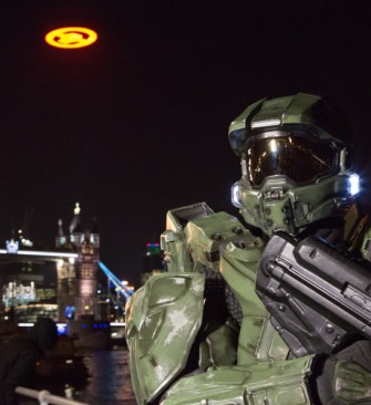 Microsoft invade il cielo sopra Londra per il lancio di Halo 4 (VIDEO)